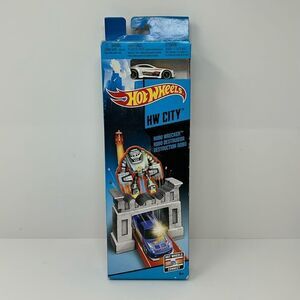 New in Box Hot Wheels HW City Robo Wrecker With Car Track Set